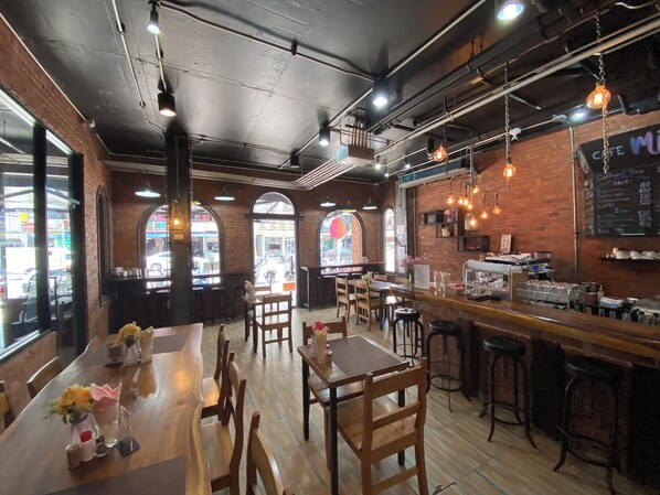 فطور مطهو حسب الطلب يوميًا بتكلفة قدرها (250 THB للشخص)