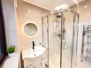 Dusj, håndklær, såpe og toalettpapir