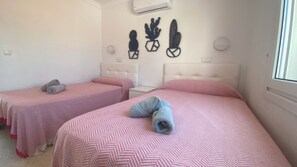 3 slaapkamers, een strijkplank/strijkijzer, reisbedje, gratis wifi