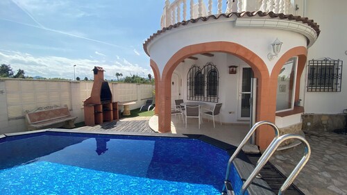 In front of the sea. Rosales (NR). Luxury Villa with aa, wifi and swimming pool