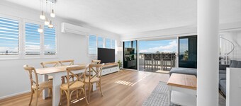 Stylish 4-bed Townhouse With Panoramic Ocean Views