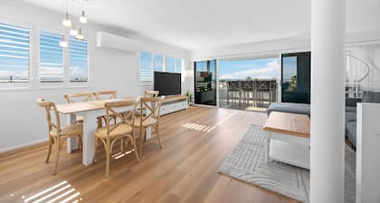 Stylish 4-bed Townhouse With Panoramic Ocean Views