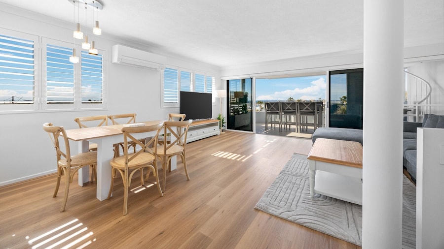 Stylish 4-bed Townhouse With Panoramic Ocean Views