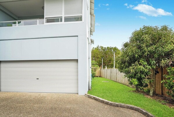 Apartment | Reception - Stylish 4-bed Townhouse With Panoramic Ocean Views (Brisbane)