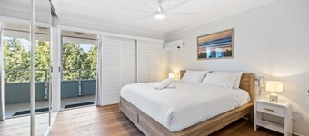 Stylish 4-bed Townhouse With Panoramic Ocean Views