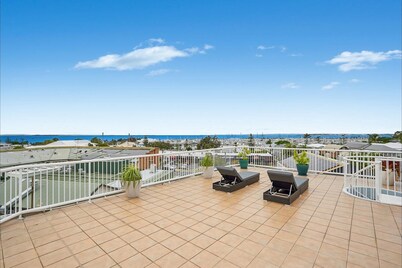 Stylish 4-bed Townhouse With Panoramic Ocean Views
