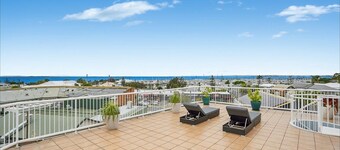 Stylish 4-bed Townhouse With Panoramic Ocean Views