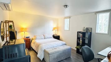 Habitación, balcón, vista al patio | Tabla de planchar con plancha y wifi gratis