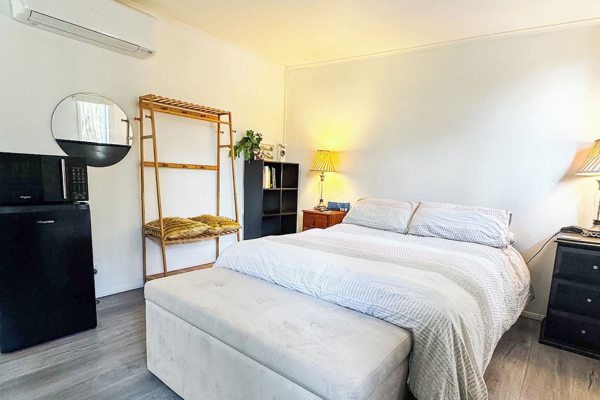 Kamer, balkon, uitzicht op binnenplaats | Een strijkplank/strijkijzer, gratis wifi