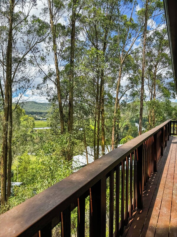 Casa, balcón, vista al patio | Terraza o patio