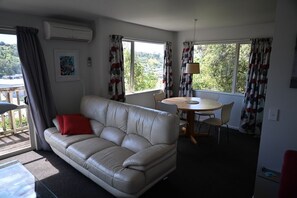 TV - Poutama - private and sunny house with views and a 10 min walk to town center. (Nelson)