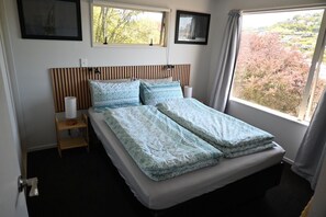 3 bedrooms, iron/ironing board, WiFi, bed sheets - Poutama - private and sunny house with views and a 10 min walk to town center. (Nelson)