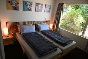 3 bedrooms, iron/ironing board, WiFi, bed sheets - Poutama - private and sunny house with views and a 10 min walk to town center. (Nelson)