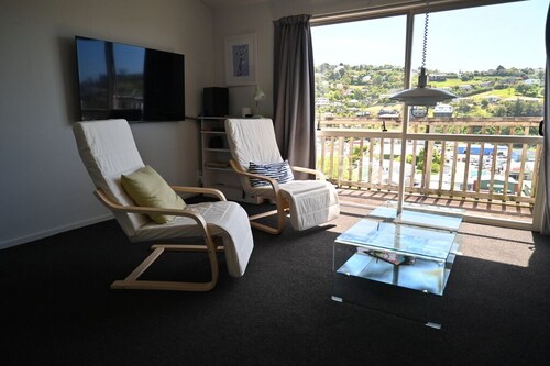 Poutama - private and sunny house with views and a 10 min walk to town center.