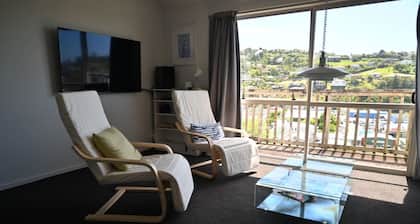 Poutama - private and sunny house with views and a 10 min walk to town center.