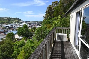 Property grounds - Poutama - private and sunny house with views and a 10 min walk to town center. (Nelson)