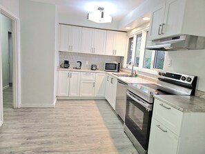 Kjøleskap, mikrobølgeovn, ovn og kokeplater