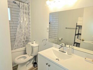 Bañera de hidromasaje, secador de pelo, toallas, jabón
