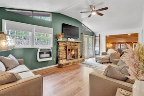 Televisio, takka, työhuone