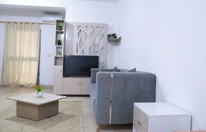 Apartment, 2 Bedrooms, Accessible, Smoking | Living room