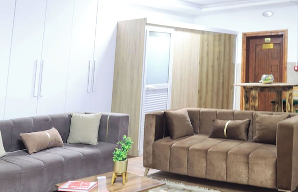 Apartment, 2 Bedrooms, Accessible, Smoking | Living room