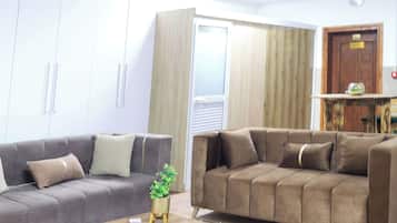 Apartment, 2 Bedrooms, Accessible, Smoking | Living room