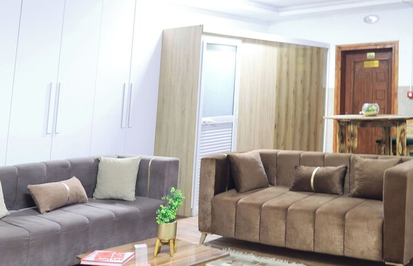 Apartment, 2 Bedrooms, Accessible, Smoking | Living room