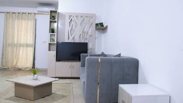 Apartment, 2 Bedrooms, Accessible, Smoking | Living room