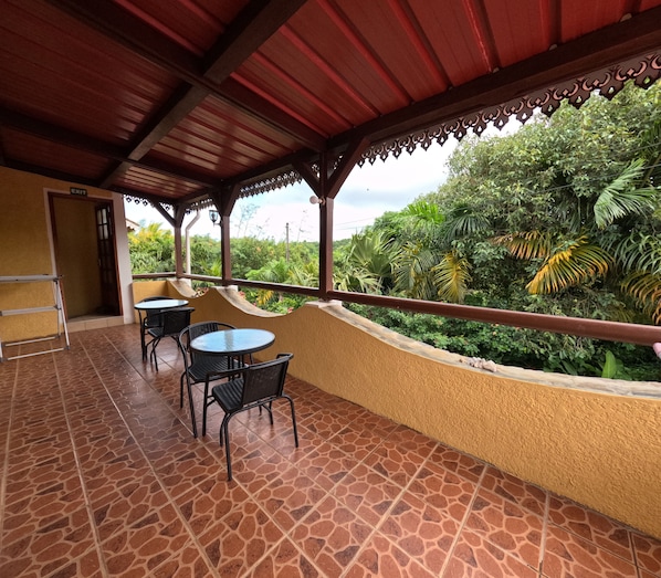 Dobbeltværelse - balkon - bjergudsigt | Terrasse/gårdhave