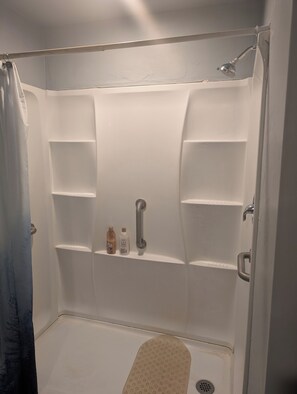 Shower, soap, toilet paper - Spacious 7-bedroom resort in charming Mayer with AC (Mayer)