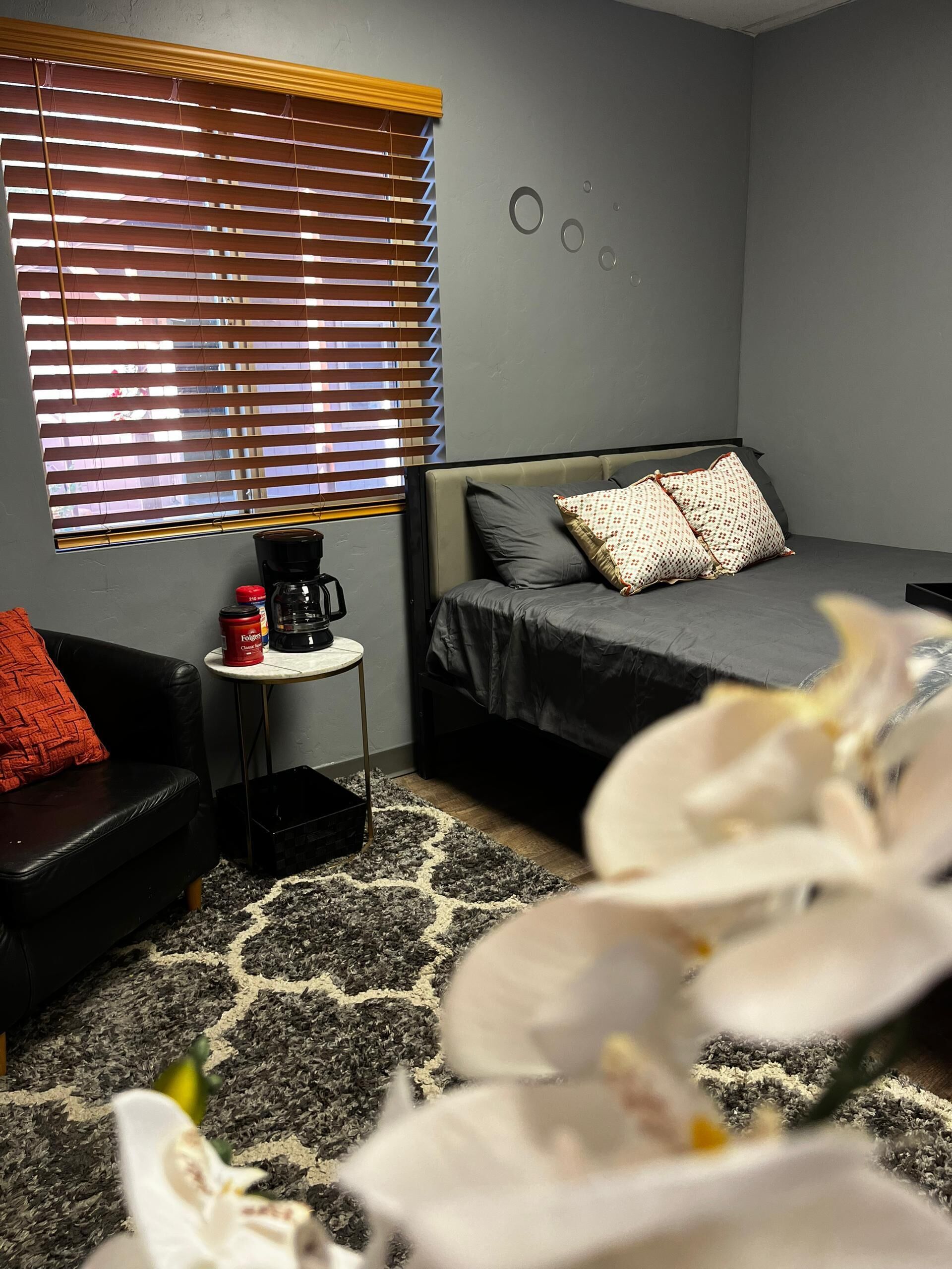 7 bedrooms, WiFi, bed sheets