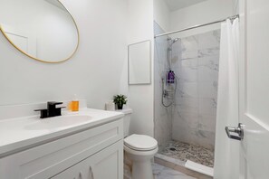 Apartment, 2 Bedrooms, Kitchen | Bathroom