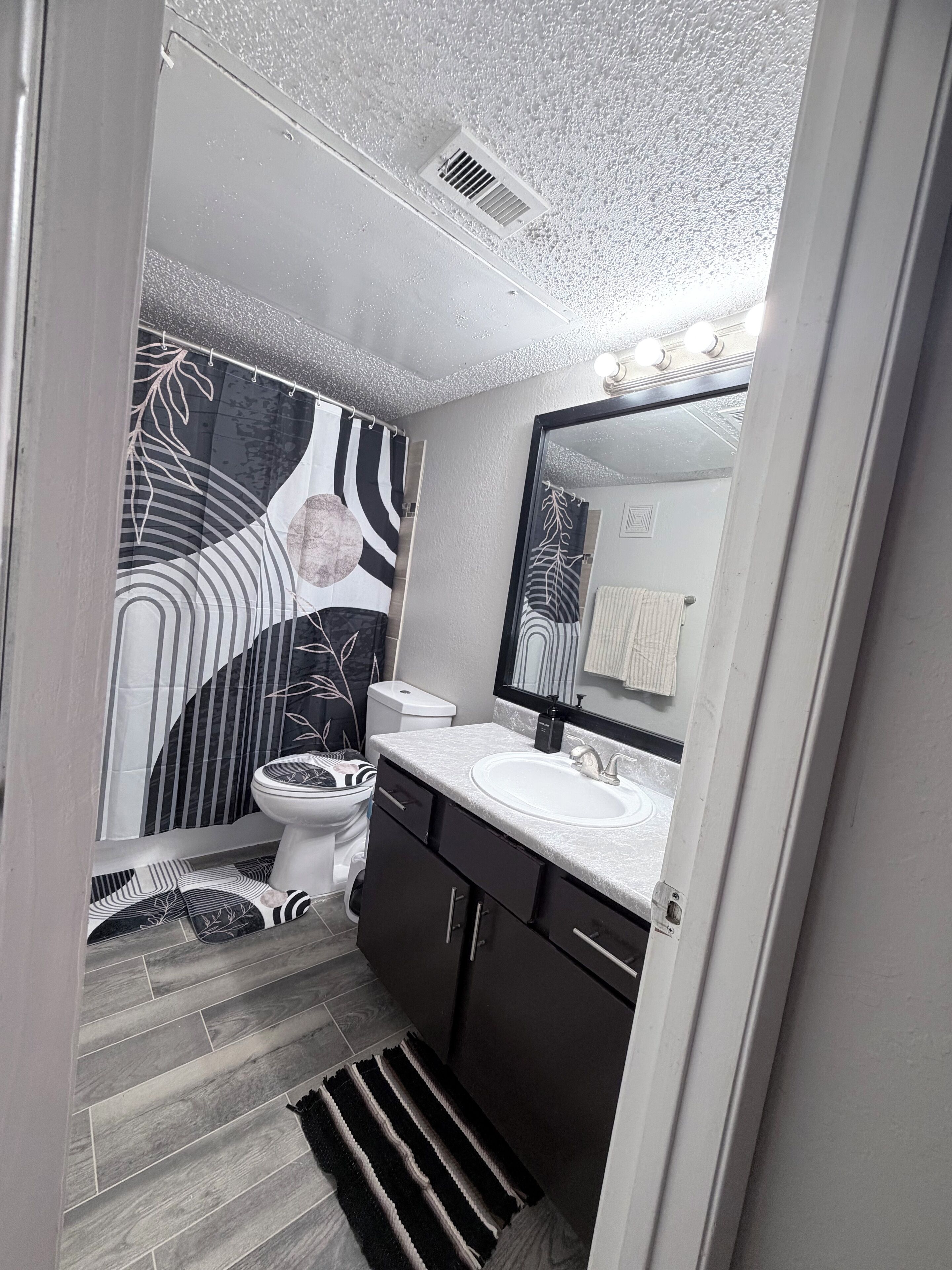 Secadora de cabello, toallas, jabón, papel de baño 