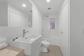 Appartement | Salle de bain | Sèche-cheveux, serviettes fournies, savon, shampoing