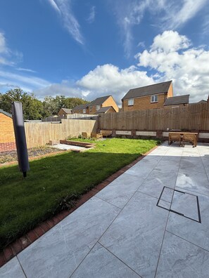 Outdoor dining - Lovely 3-bed home in an excellent neighbourhood (Skelmersdale)