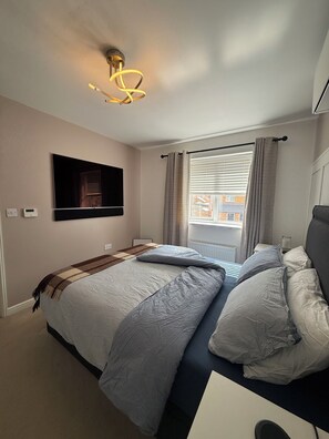 3 bedrooms, desk, iron/ironing board, free WiFi - Lovely 3-bed home in an excellent neighbourhood (Skelmersdale)