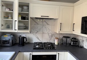Fridge, microwave, oven, stovetop - Lovely 3-bed home in an excellent neighbourhood (Skelmersdale)