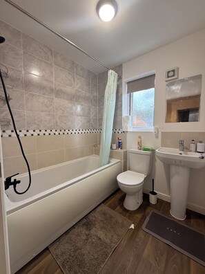 Shower, hair dryer, bidet, towels - Lovely 3-bed home in an excellent neighbourhood (Skelmersdale)