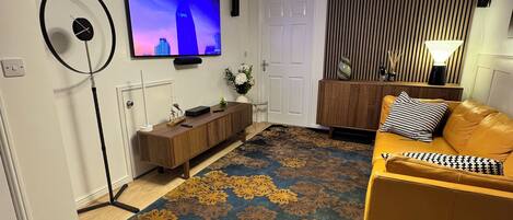 Smart-tv, een computerscherm en een printer