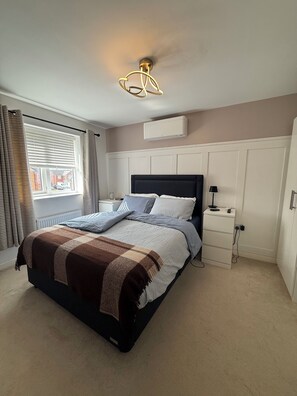 3 bedrooms, desk, iron/ironing board, free WiFi - Lovely 3-bed home in an excellent neighbourhood (Skelmersdale)