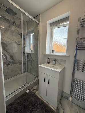 Shower, hair dryer, bidet, towels - Lovely 3-bed home in an excellent neighbourhood (Skelmersdale)