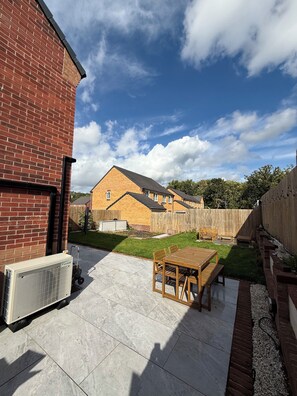 Outdoor dining - Lovely 3-bed home in an excellent neighbourhood (Skelmersdale)