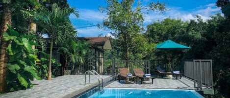 Una piscina al aire libre