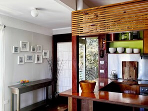 Een microgolfoven, een oven, een kookplaat