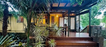 Old Skool Family Holiday House - walk to beach!