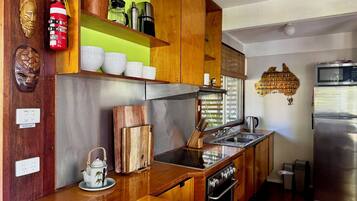 Microondas, horno, placa de cocina