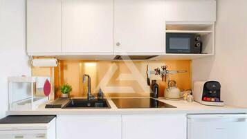 Een koelkast, een microgolfoven, een oven, een kookplaat