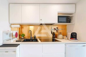 Kühlschrank, Mikrowelle, Ofen, Herdplatte