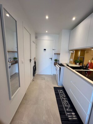 Fridge, microwave, oven, stovetop - New large studio  sea view and lift and free parking (Beausoleil)