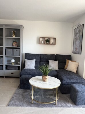 Fernseher, Bücher, Stereoanlage
